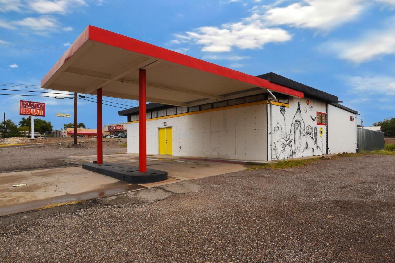 Space Castle: A 1950S Gas Station Transformed Into An Art Themed Wonderland Truth or Consequences Kültér fotó